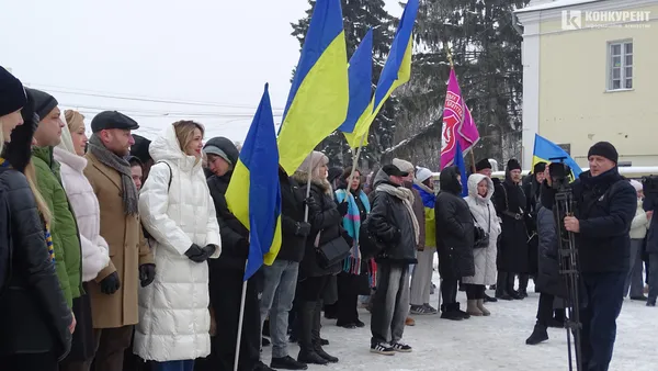 День Соборності у Луцьку: люди утворили ланцюг єдності (фото)