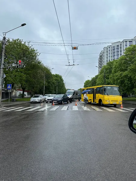 У центрі Луцька зіткнулися маршрутка і легковик – є потерпілі (фото)