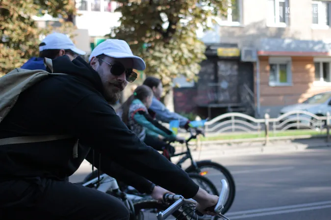 Шоломи і вишиванки: як у Луцьку минув велопробіг до Дня міста (фото, відео)