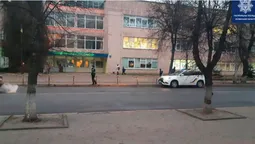 Біля 4-ї гімназії у Луцьку наводять лад з паркуванням авто (фото)