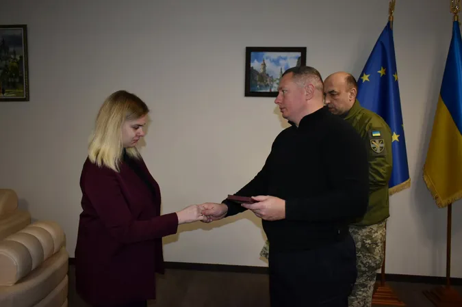 У Луцьку рідним загиблого на війні Героя вручили його орден (фото)