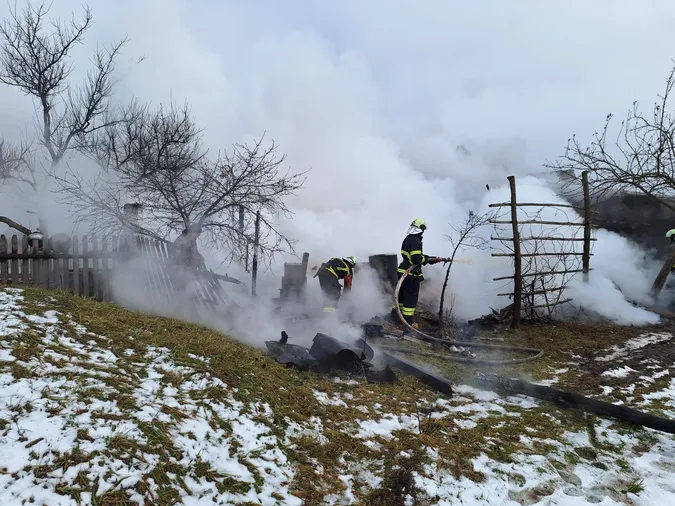 На Волині горіла господарська споруда: працювали рятувальники (фото)