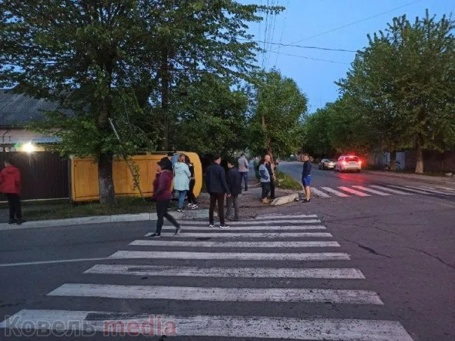 Розтрощений легковик і перекинутий бус: у місті на Волині – ДТП