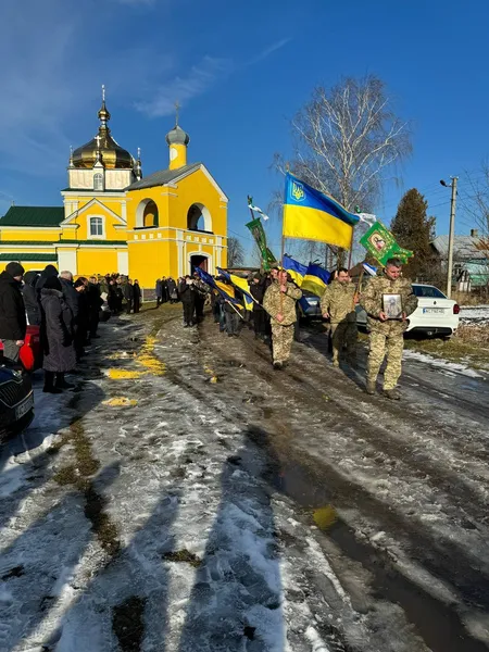 Двоє маленьких дітей лишилися без тата: на Волині попрощалися із воїном Андрієм Симчуком (фото)