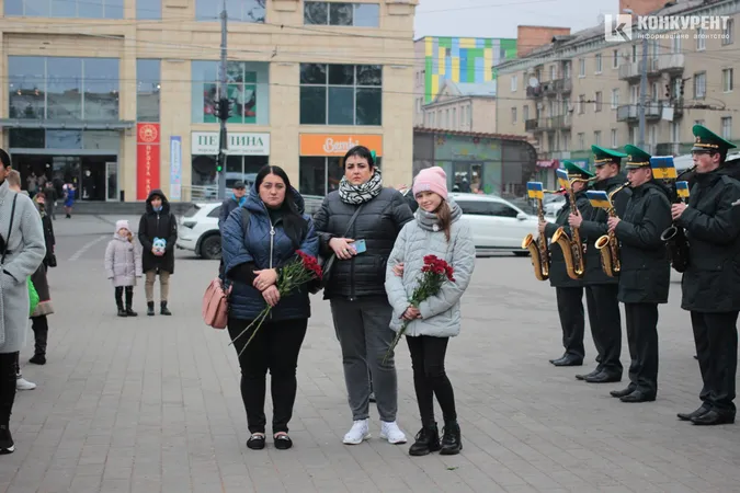 У Луцьку поклали квіти до стели загиблим захисникам України (фото, відео)