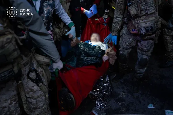 Ворожий обстріл Києва: у Деснянському районі зруйновано багатоповерхівку, є загиблі та десятки поранених