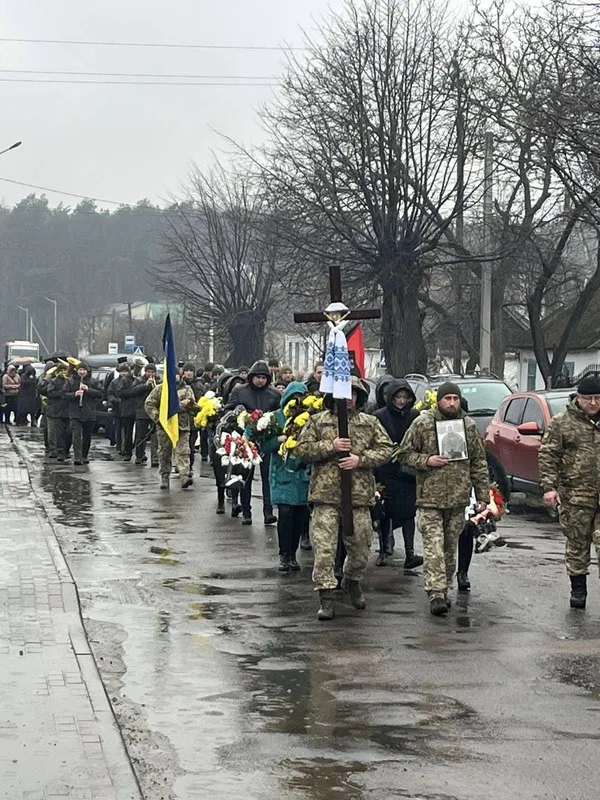 Залишилась дружина і діти: на Волині прощались із військовим Дмитром Мельничуком (фото)