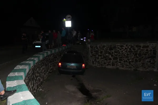 «Не пропустив»: у Володимирі авто в’їхало у танк-пам’ятник (фото)