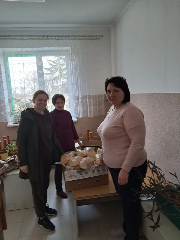 З тризубом і заряджені молитвою: на Волині волонтери печуть хліб для бійців на передовій (фото)