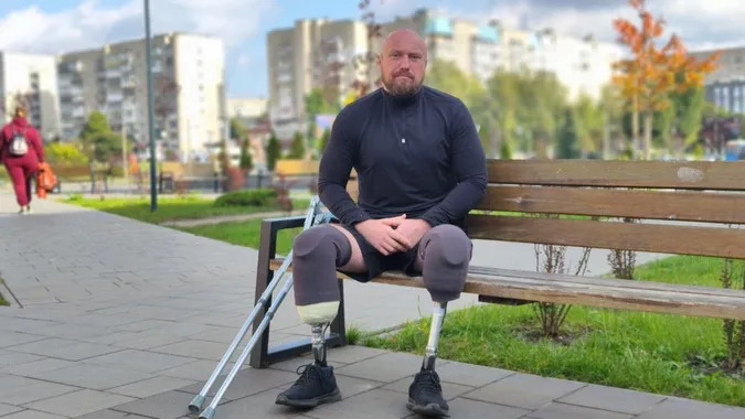«Залізні ноги – це не свої», – тероборонівець з Луцька вчиться ходити на протезах (фото, відео)