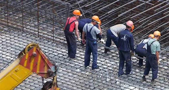 Польська компанія готова платити за пошук працівників