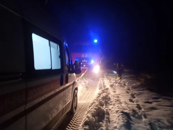 На Волині рятувальники витягнули із замету «швидку» (фото)