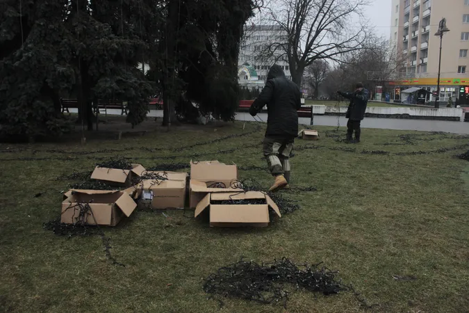 Ожеледиця у Луцьку: місто ледь тримається на ногах (фото)