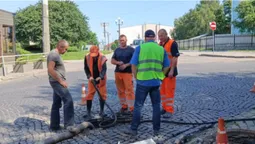 Луцькі комунальники шукають порив водогону біля провалля в центрі (фото)
