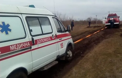 У Горохівському районі «швидка» мчала на виклик, але застрягла в полі