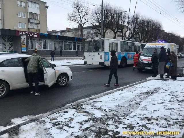 У Луцьку аварія на переході: збили молоду дівчину (фото, відео)