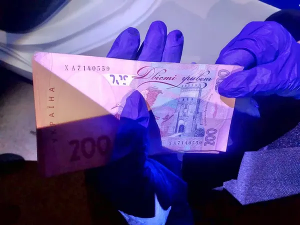 У Луцькому районі п'яний мотоцикліст закинув патрульним гроші в авто (фото)