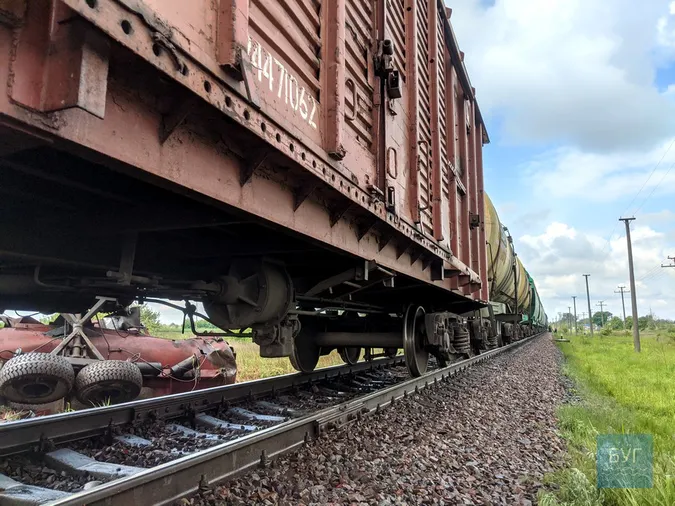 На Волині поїзд наїхав на трактор (фото, відео)