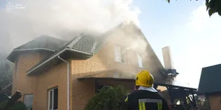 Горіла покрівля: під Луцьком рятувальники гасили житловий будинок (фото)