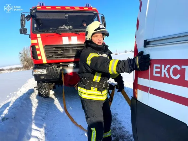 У селі на Волині застрягла у снігу «швидка», яка везла в лікарню хворого (фото)