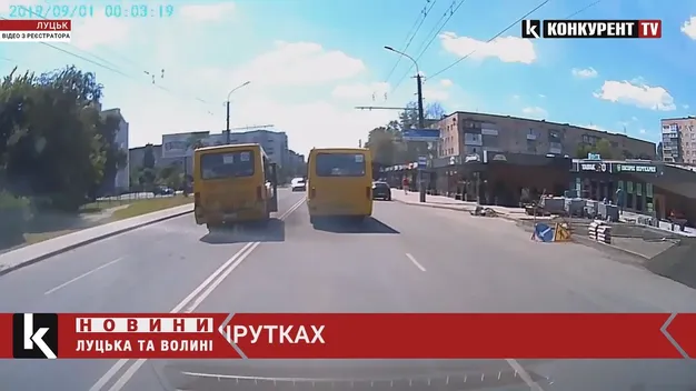 Через подвійну смугу: у Луцьку дві маршрутки влаштували перегони (відео)
