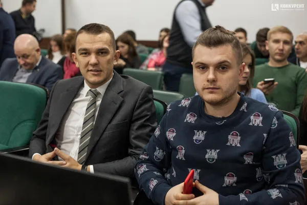 Із вогнем миру і співами: якою була остання в 2019 році сесія Луцької міської ради (фото)