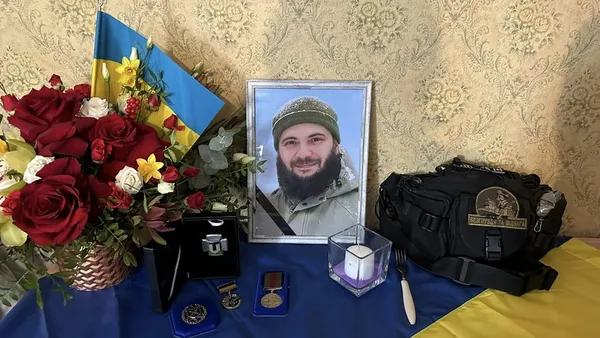 Світлина, нагороди та сумка, з якою був на останньому чергуванні боєць Олександр Вдович — в одній з кімнат будинку, лютий 2024 року.