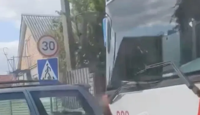У Луцьку зіштовхнулися тролейбус та дві автівки (відео)
