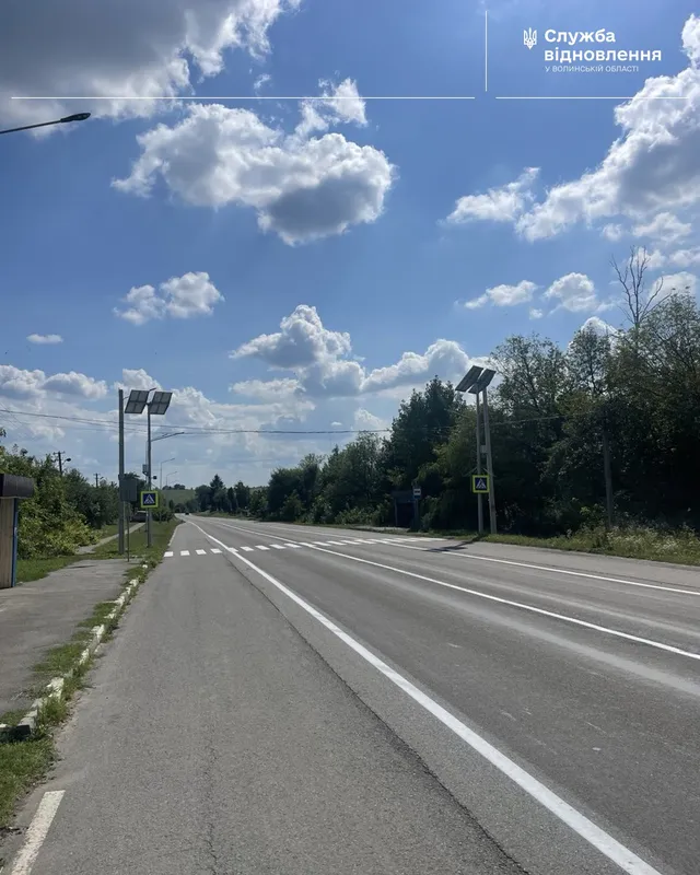Спецфарба та скляні кульки: на Волині поновлюють розмітку на дорогах (фото)