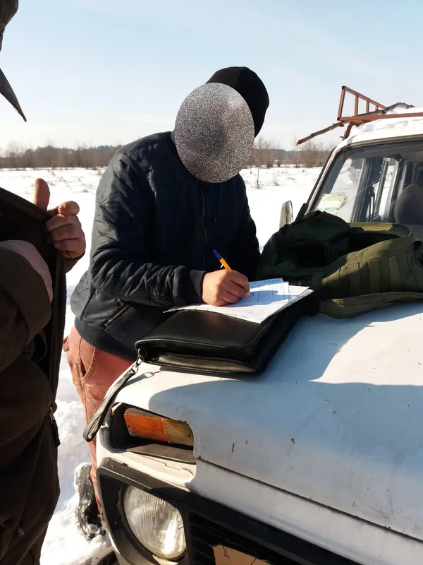 Сітки, забагато гачків та авто на кризі: на Волині зловили рибалок-порушників (фото)
