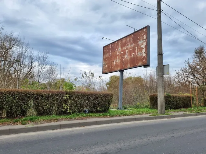 Біля «ПортCity», РАЦСу та ринку: у Луцьку знесуть 63 борди (фото)