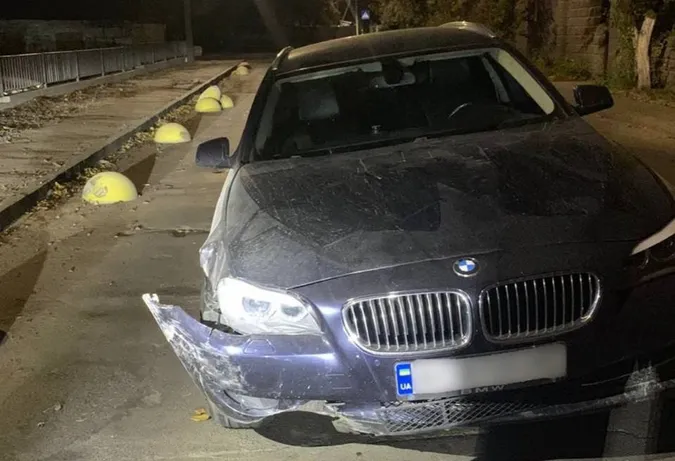 Відірване колесо та помʼятий бампер: у Луцьку на Теремнівській сталася аварія