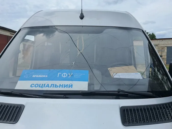На Сумщині ворог атакував соціальний автобус з пасажирами (фото)