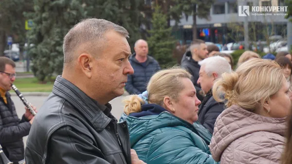 Він хотів би, щоб ми посміхались: Луцьк попрощався із Героєм Андрієм Романовим (фото)