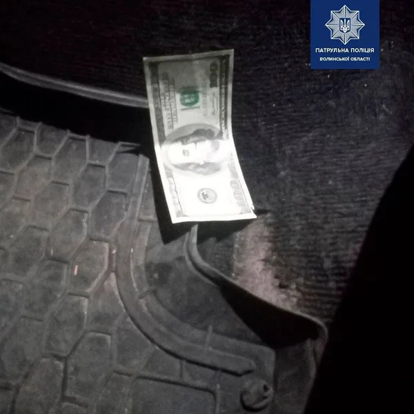 У Луцьку п'яний водій за 200 доларів хотів «відмазатися» від патрульних (фото, відео)