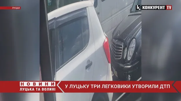 У Луцьку на Перемоги – подвійна ДТП: зіткнулися Toyota, Škoda та Mercedes