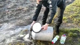 На Волині поліцейські вилили на землю самогон і зняли це на відео