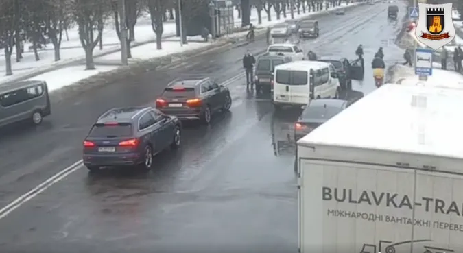 Не витримав дистанцію: у Луцьку Citroen врізався в поліцейське авто (відео)