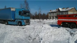 На Волині у сніговому заметі застрягла вантажівка (фото)