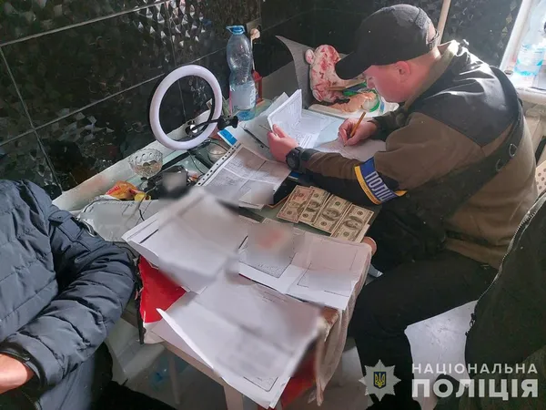 У Луцьку викрили ділків, які торгували фальшивими документами для ухилення від мобілізації (фото, відео)