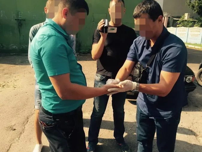 На Волині поліцейський систематично тероризував громадян хабарами