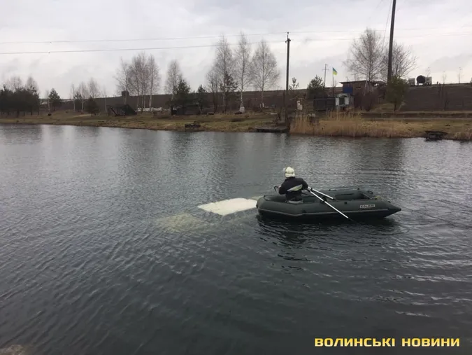 У Луцькому районі з водойми витягли «жигулі» з трупом в салоні (фото)