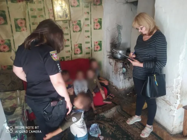 На Волині у батьків відібрали сімох дітей: ті жили у нестерпних умовах (фото, віде)