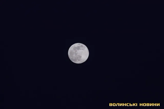 Якою на Волині побачили Суперповню або Рожевий Місяць (фото)