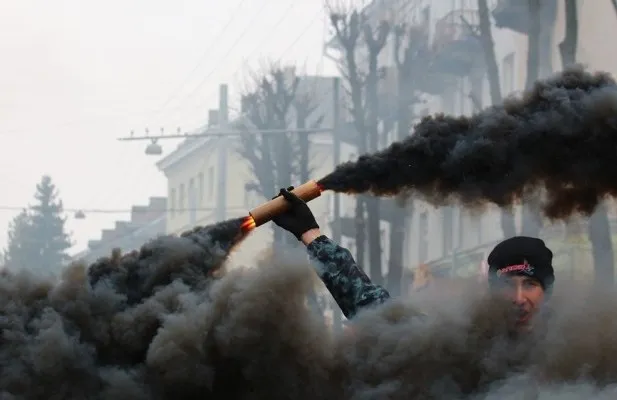 Галас і піротехніка: у Луцьку маршем пройшлися фанати ФК «Волинь» (фото)