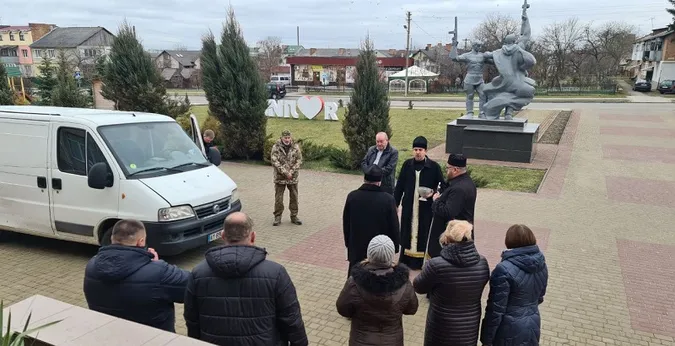Наспівали на авто для ЗСУ – Підгайцівська громада відправила на фронт ще один бус (фото)