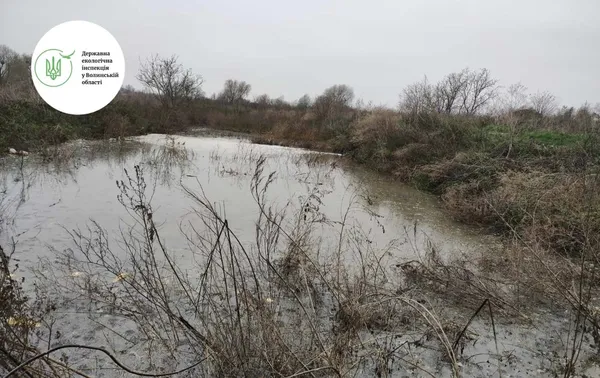 На Волині у річку виливають стічні води з місцевих полів (фото)