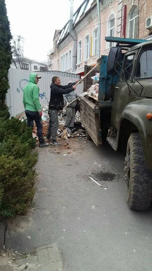 Під паркан луцького ЦНАПу викинули гору сміття (фото) 