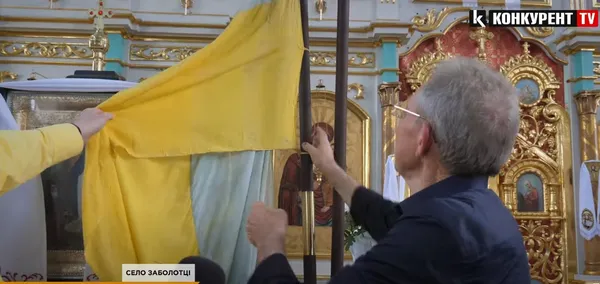 «Аж подих зупинився»: у найдавнішій дерев'яній церкві Волині у стіні знайшли блакитно-жовтий стяг (відео)