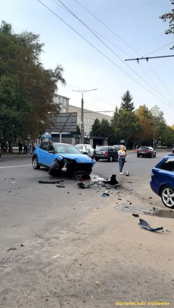 У Луцьку на Відродженні зіткнулися дві автівки – постраждав пасажир (фото)